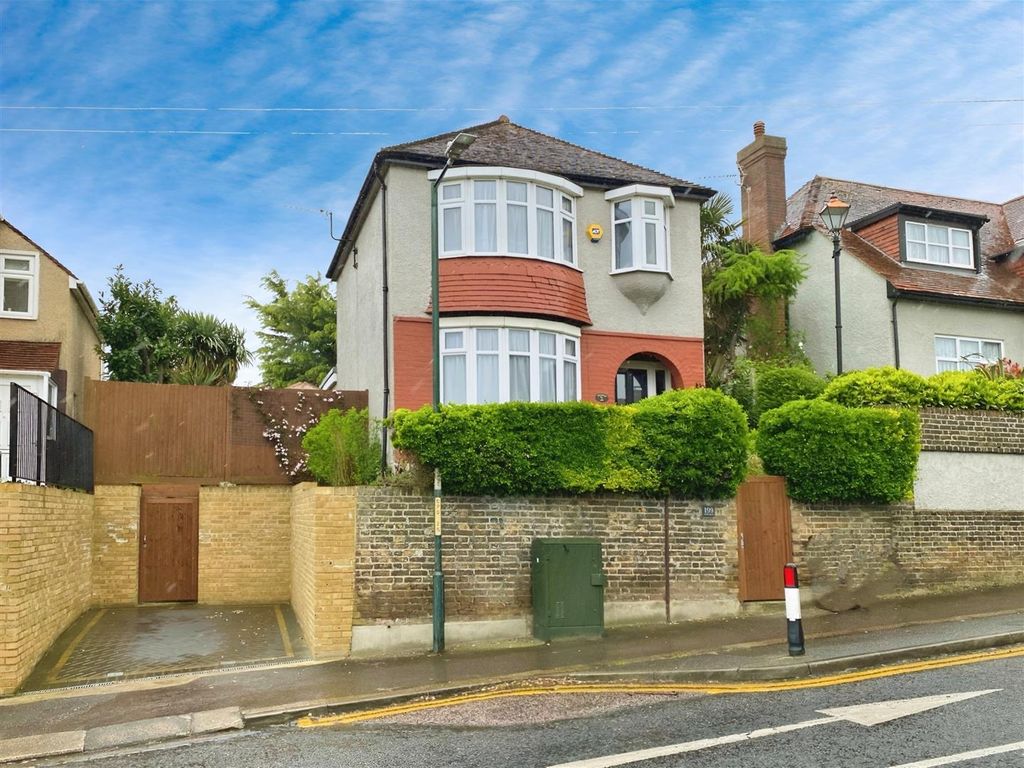 3 bed detached house for sale in Cliffe Road, Strood, Rochester ME2, £