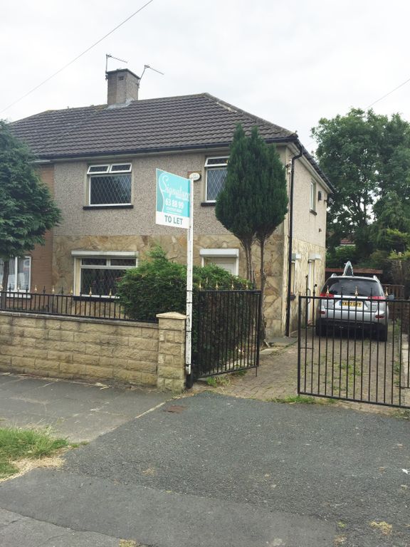 3 bed semidetached house to rent in Flawith Drive, Bradford BD2, £800