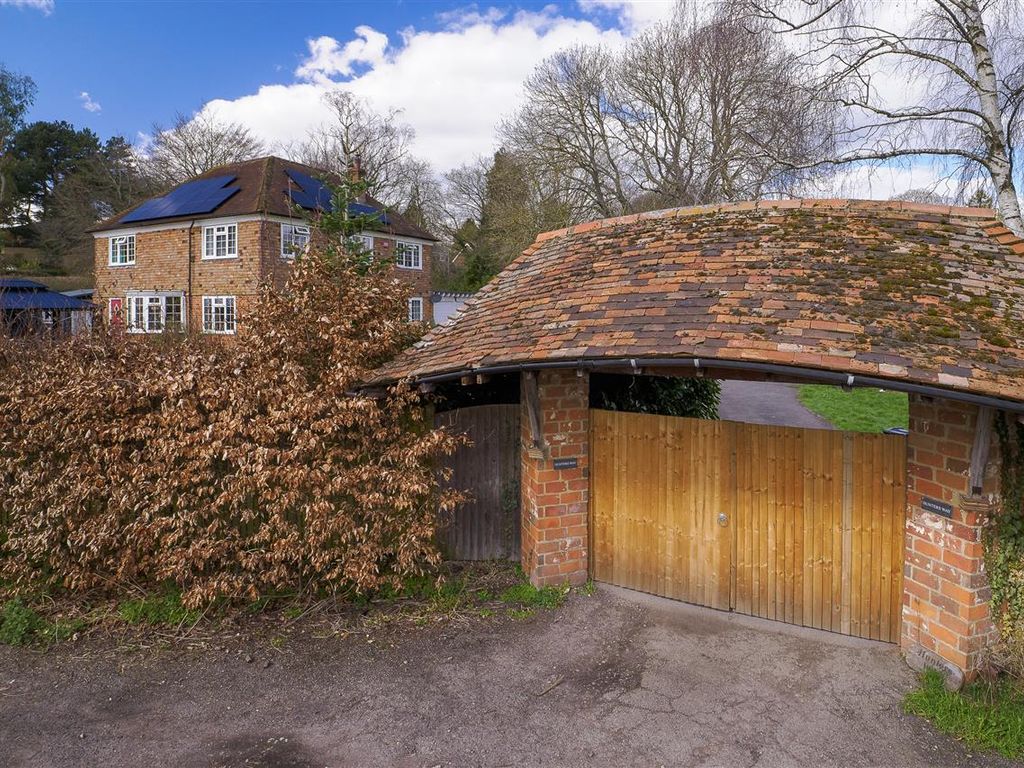 4 bed detached house for sale in Hunters Way, Denwood Street, Crundale