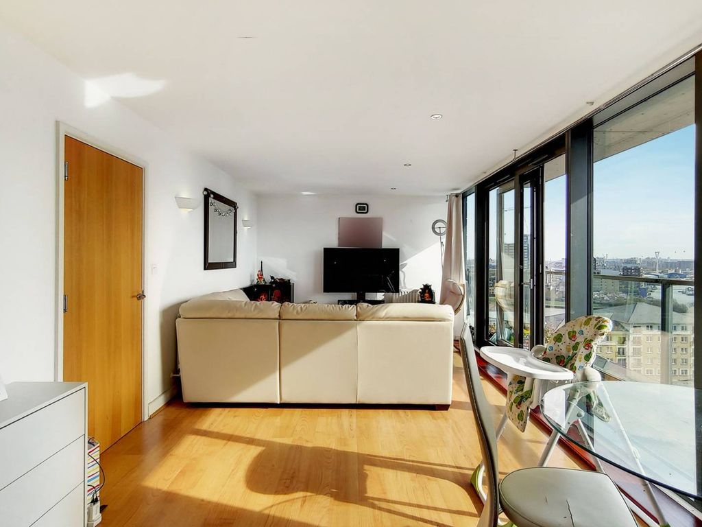 2 bed flat to rent in Blackwall Way, Isle Of Dogs, London E14, £2,500