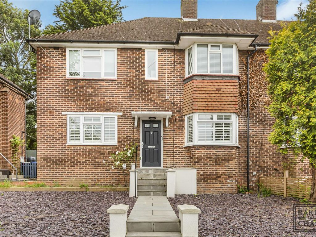 2 bed to rent in Castlewood Road, Cockfosters, EN4, £