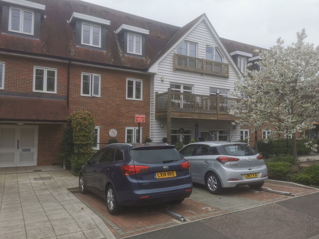 2 bed flat for sale in Fitznel Court Pond Hill Gardens, Cheam SM3 Zoopla