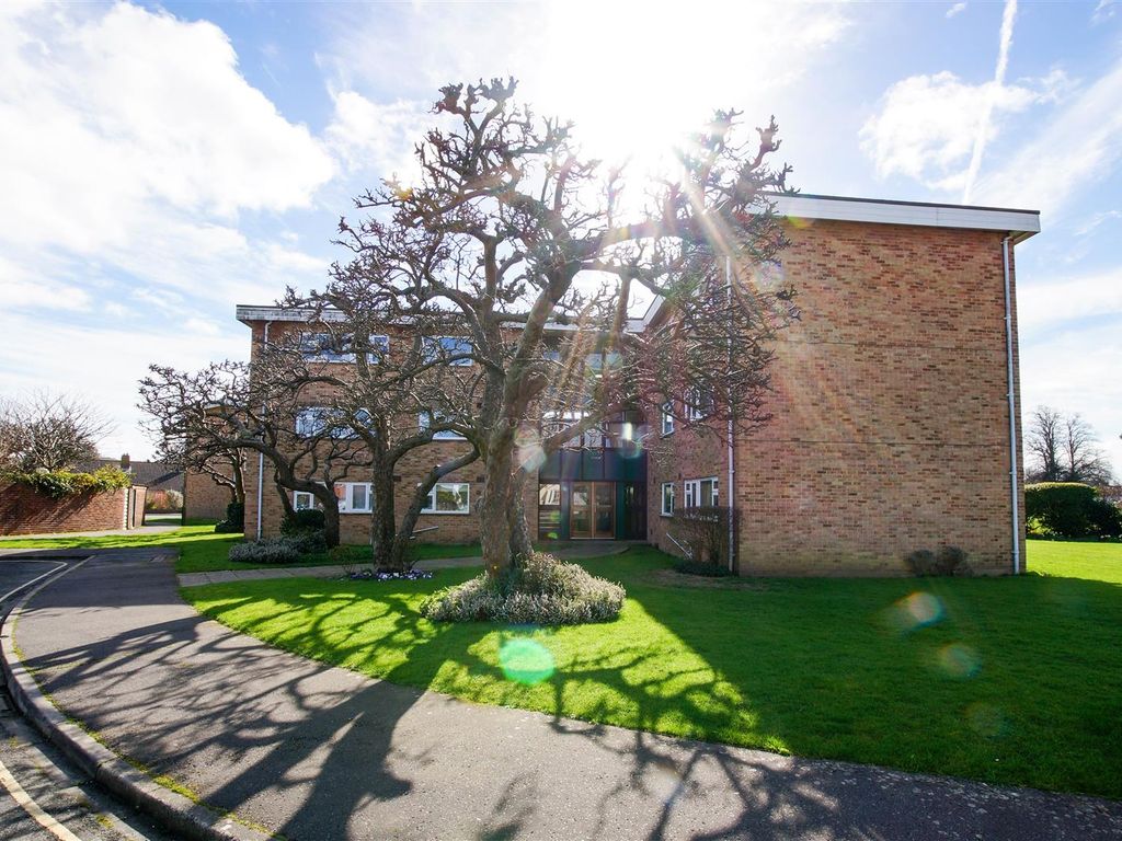 2 bed flat to rent in Hawthorn Close, Chichester PO19, £1,250 pcm Zoopla