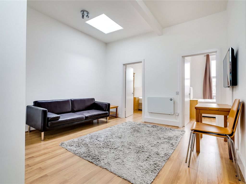 2 bed flat to rent in Earls Court Road, Earls Court SW5, £2,750 pcm