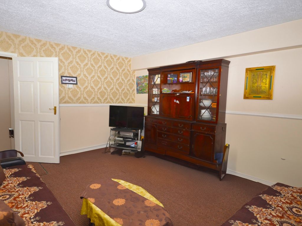 2 bed flat for sale in John Burns Drive, Barking, Essex IG11, £275,000