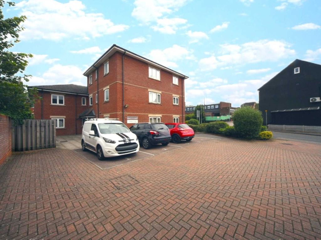 1 bed flat to rent in Empress Road, Luton LU3, £1,100 pcm Zoopla