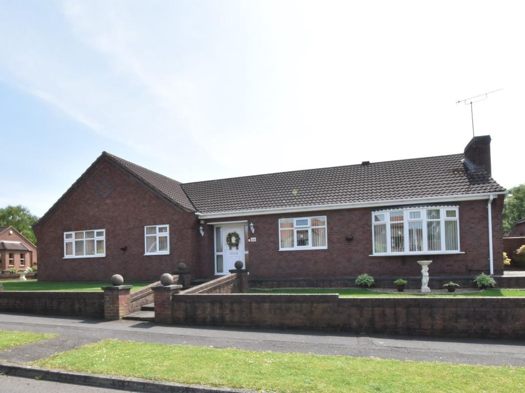 4 bed detached bungalow for sale in Avenue Clamart, Scunthorpe DN15, £