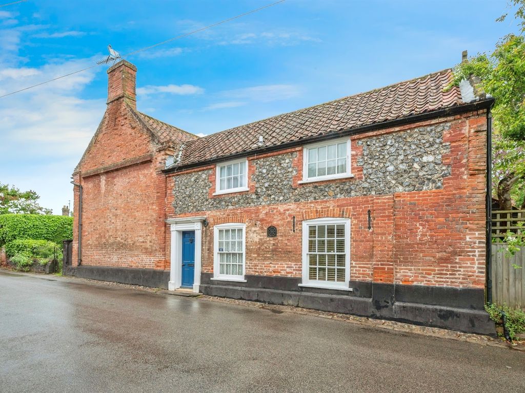 3 bed property for sale in Millgate, Aylsham, Norwich NR11, £425,000