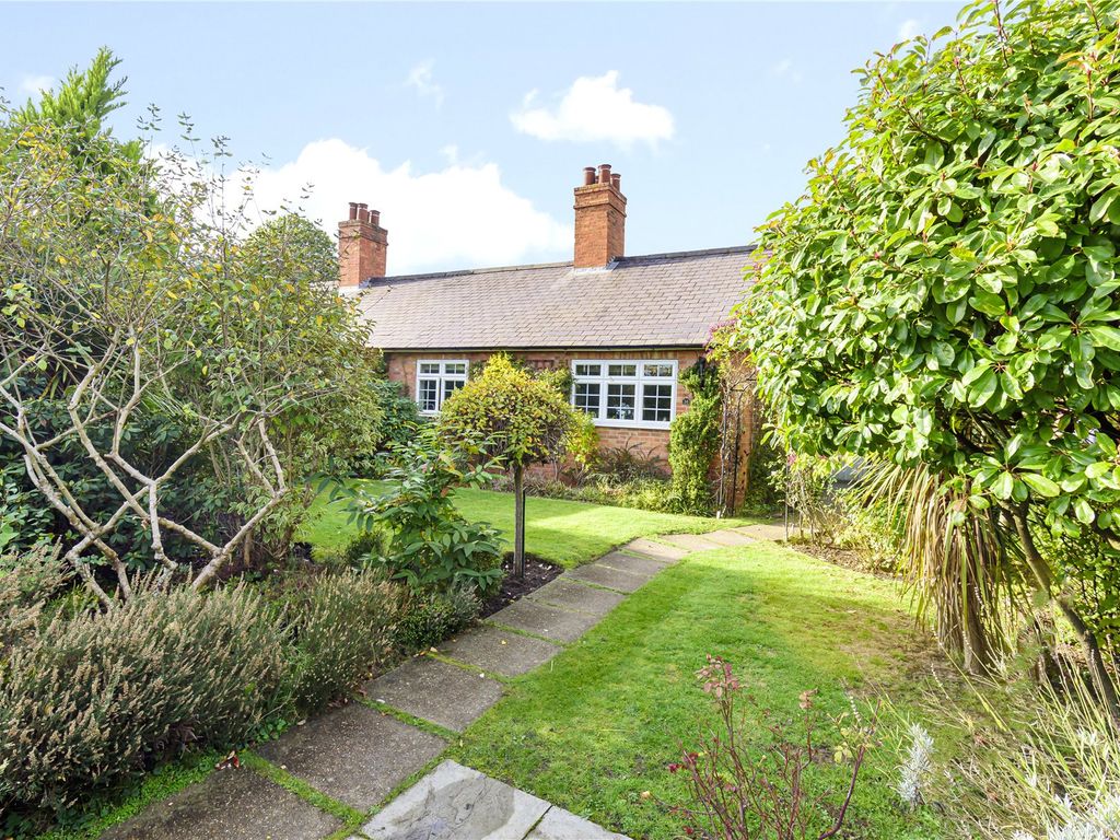 2 bed bungalow for sale in Ottershaw, Chertsey, Surrey KT16 Zoopla