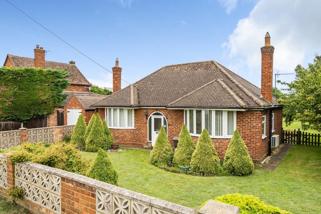 2 bed detached bungalow for sale in Middleton Cheney, Northamptonshire