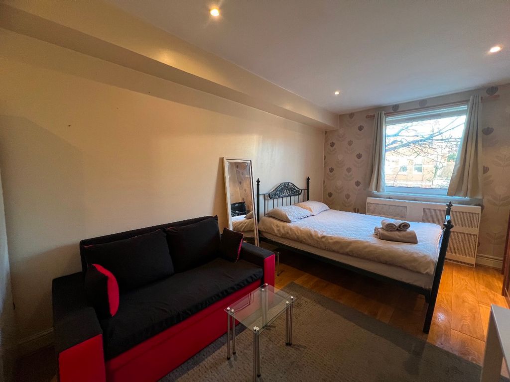 Studio to rent in Finchley Road, London NW3, £1,400 pcm Zoopla