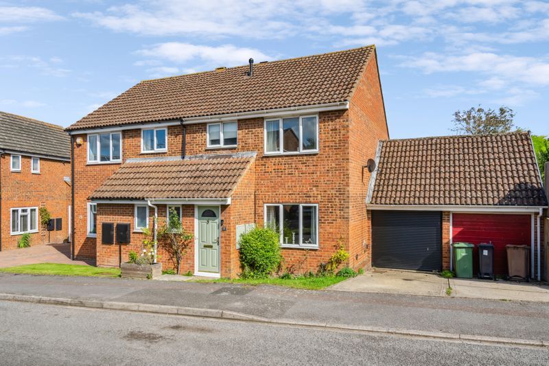 3 bed semidetached house for sale in Highclere Gardens, Wantage OX12