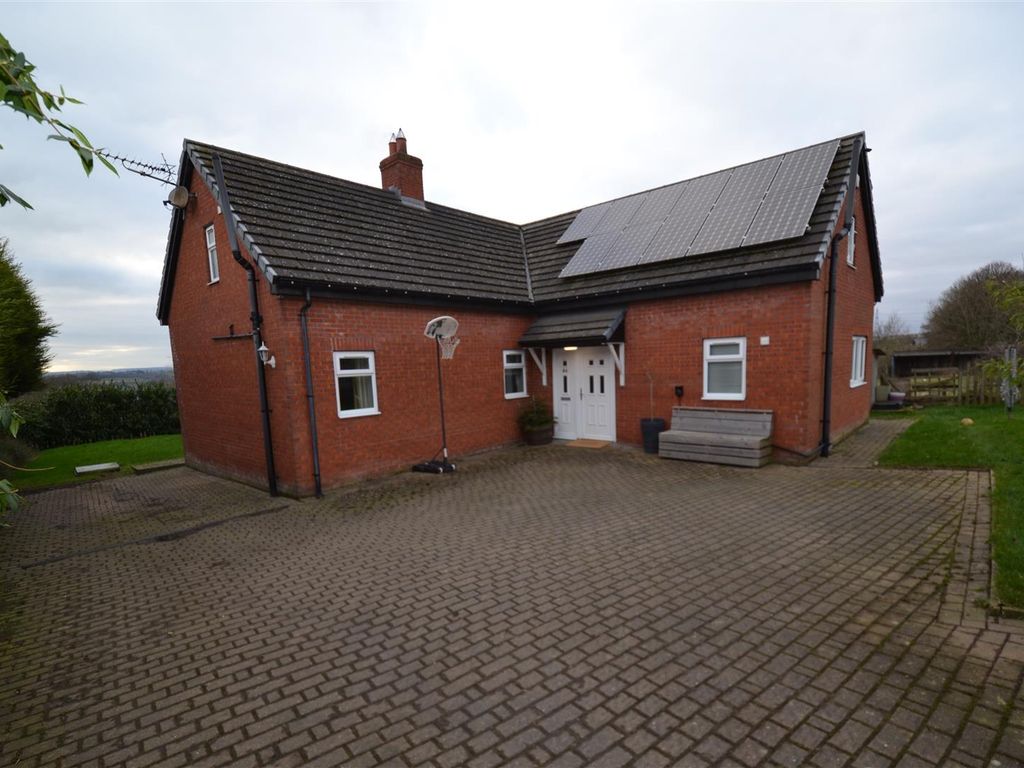3 bed detached house for sale in Cliffe Mount, Gomersal, Cleckheaton