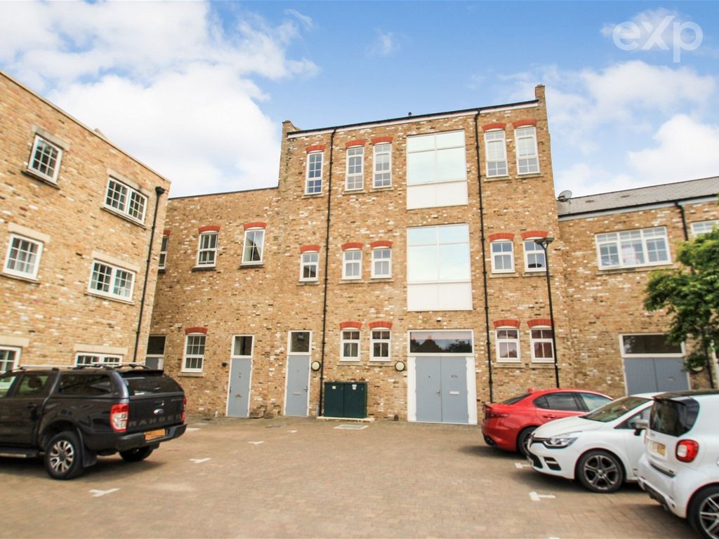 3 bed town house to rent in Esparto Way, South Darenth, Dartford DA4