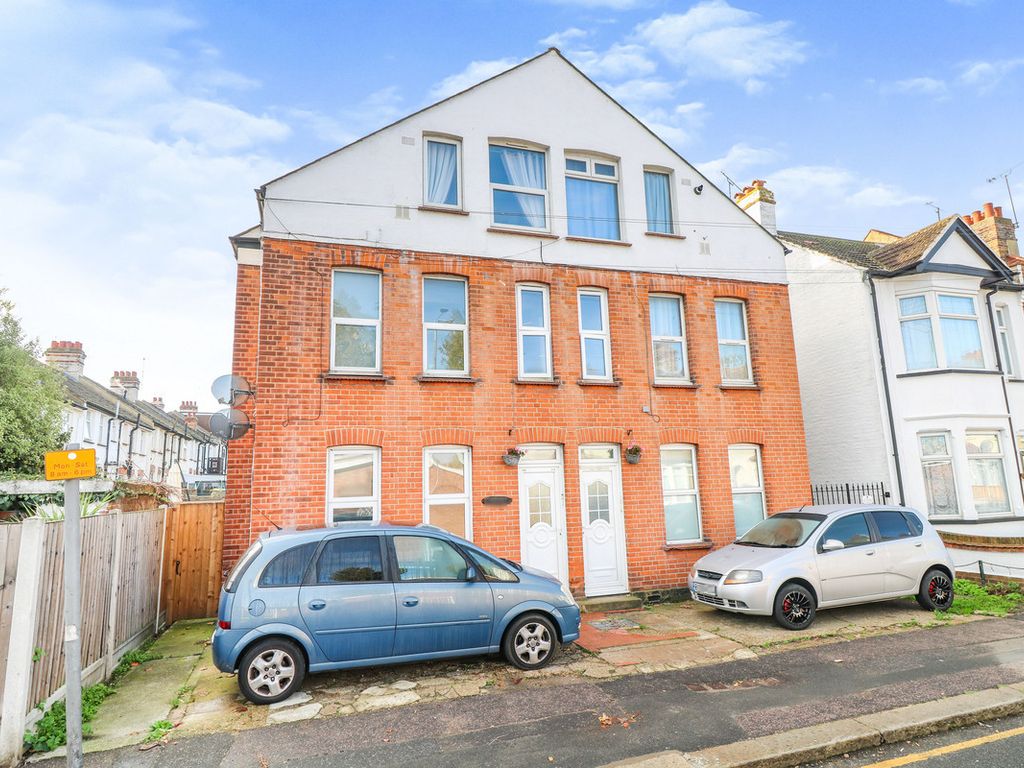 1 bed flat to rent in Fairfax Drive, WestcliffOnSea SS0, £985 pcm