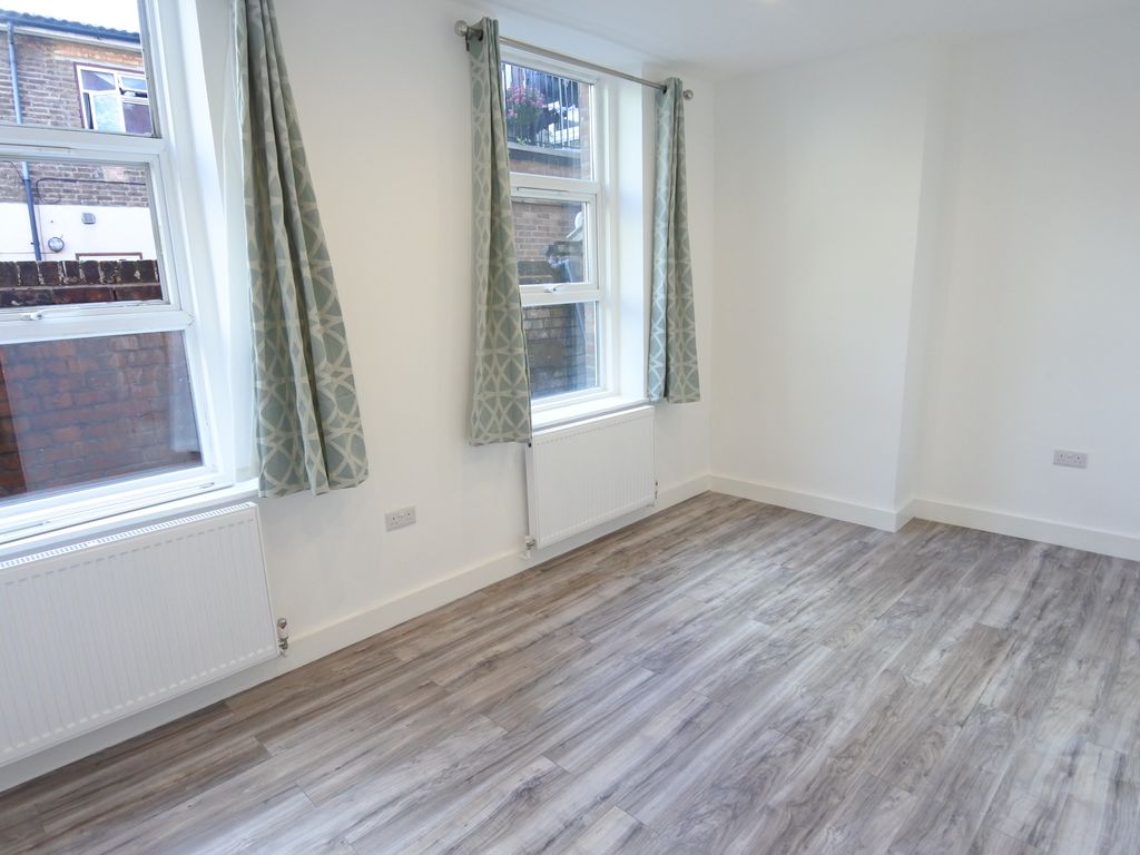 2 bed flat to rent in High Road, Willesden NW10, £1,750 pcm Zoopla