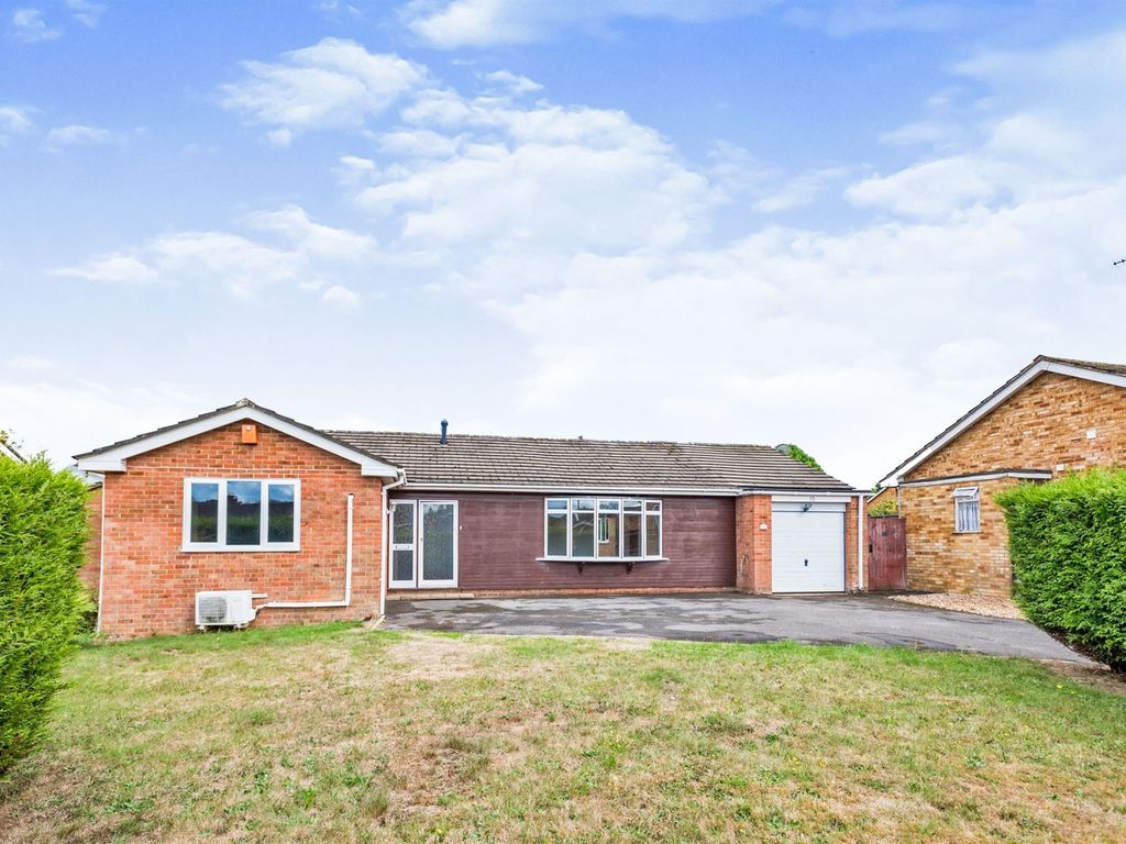 5 bed detached bungalow for sale in Hoopers Way, Oakley, Basingstoke