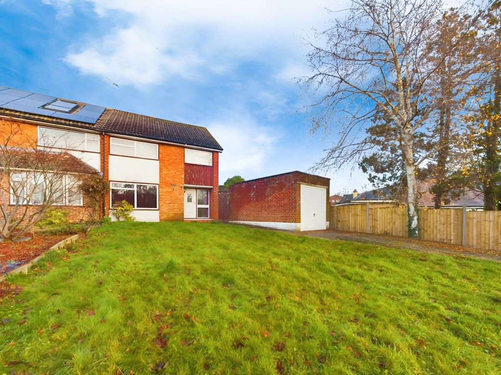 3 bed semidetached house for sale in Middleton Road, Horsham RH12, £