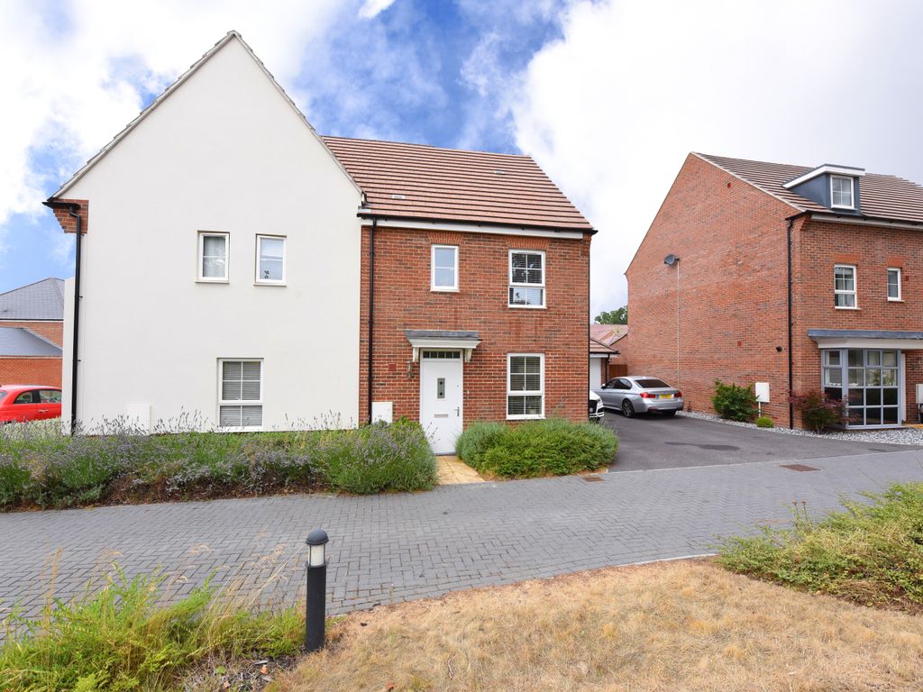 3 bed semidetached house to rent in Windsor Crescent, Wokingham RG40
