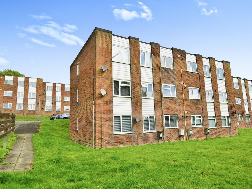 2 bed flat for sale in Holywell Avenue, Folkestone, Kent CT19, £180,000