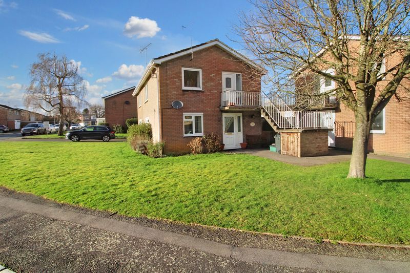 2 bed flat for sale in Hawthorn Crescent, Hazlemere, High HP15