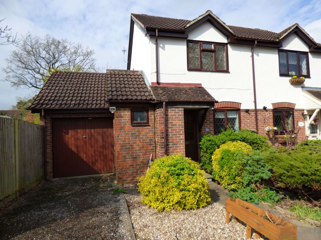 2 bed semidetached house to rent in Oswald Close, Fetcham, Leatherhead