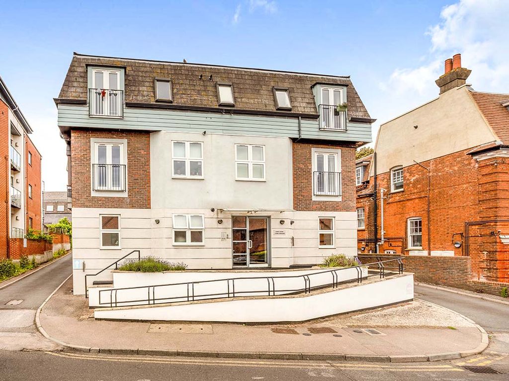 2 bed flat for sale in Lyons Crescent, Tonbridge TN9 Zoopla