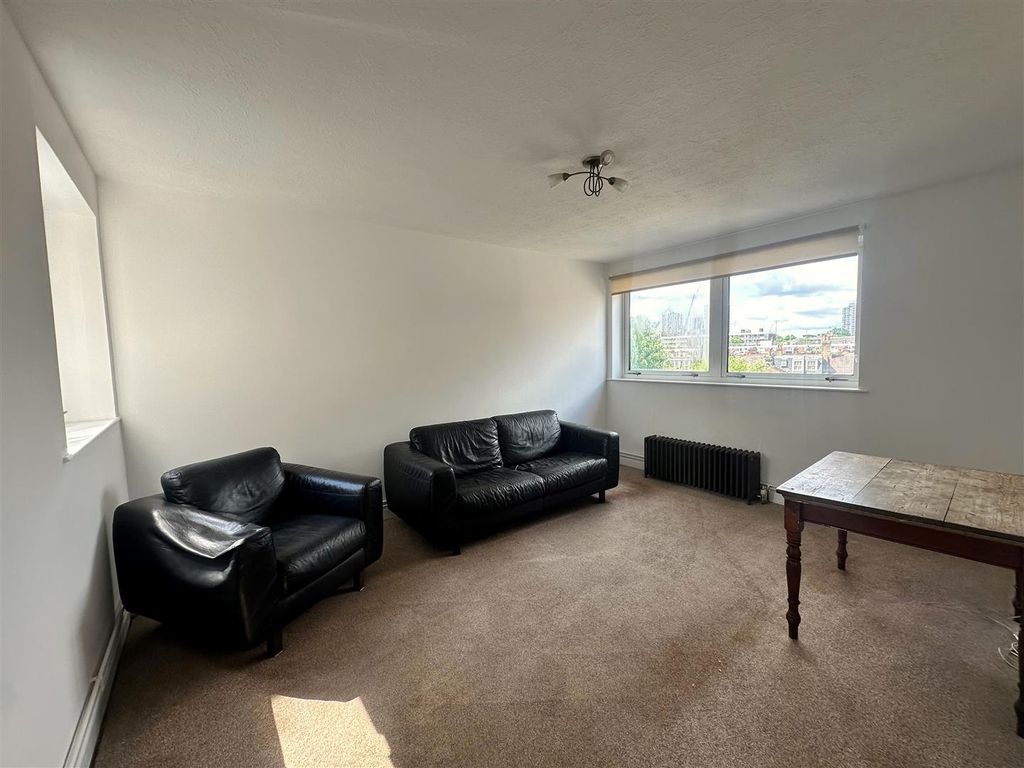 2 bed flat to rent in St Mary Le Park Court, Parkgate Road, London SW11