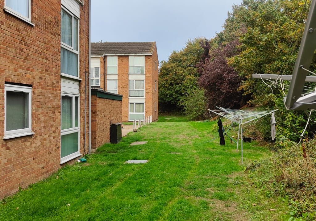 Studio to rent in Dellow Close, Ilford IG2 Zoopla