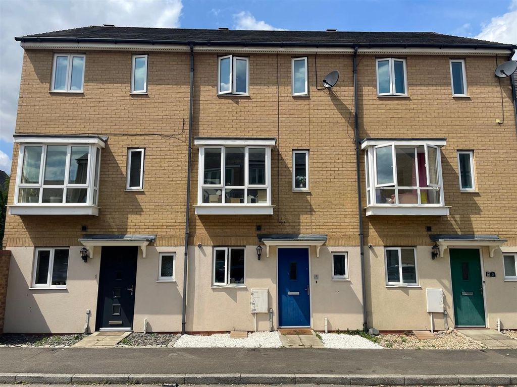 4 bed town house to rent in Harn Road, Hampton Centre, Peterborough PE7