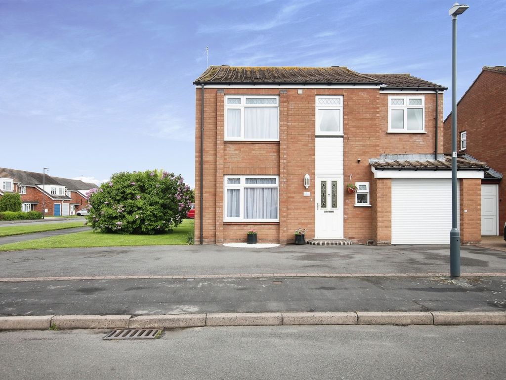 3 bed linkdetached house for sale in Cumberland Crescent, Leamington
