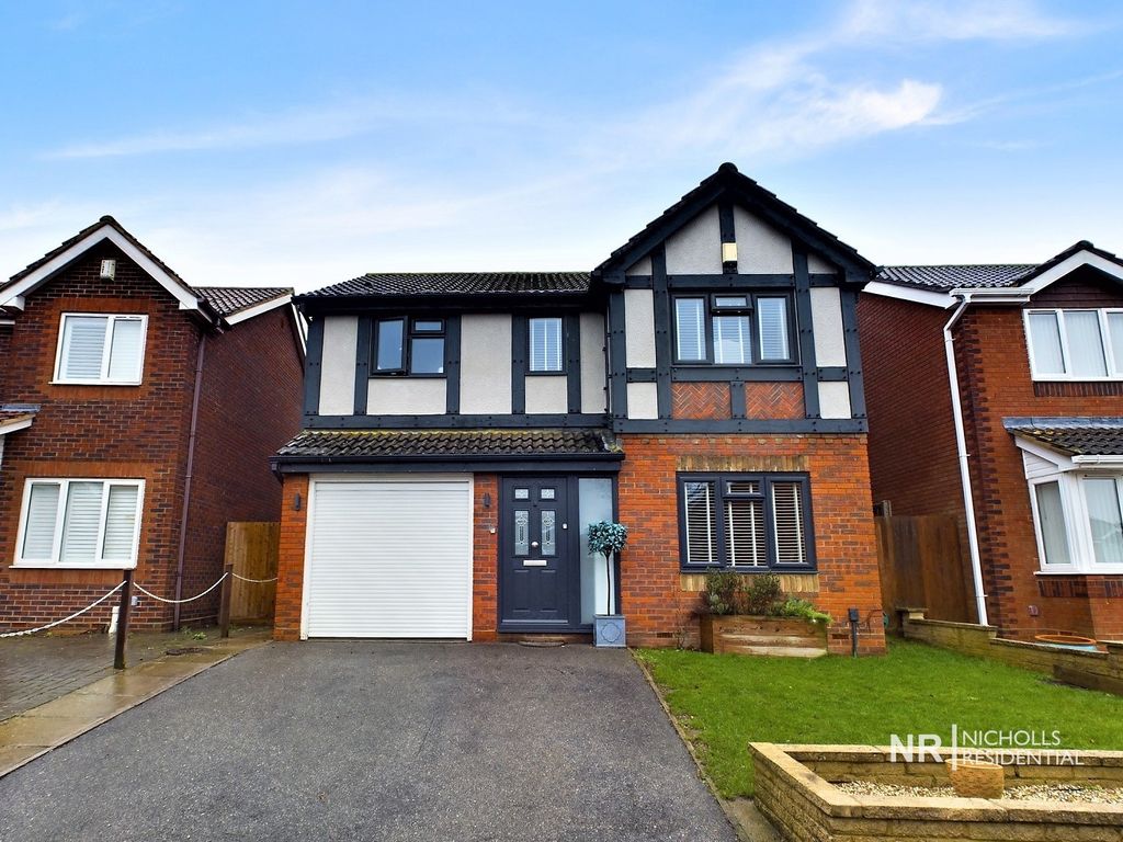 4 bed detached house for sale in Arnold Drive, Chessington, Surrey. KT9