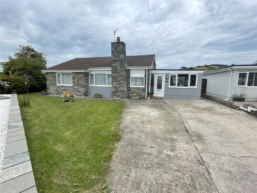 2 bed bungalow for sale in Glan Morfa, Ferryside, Carmarthenshire SA17