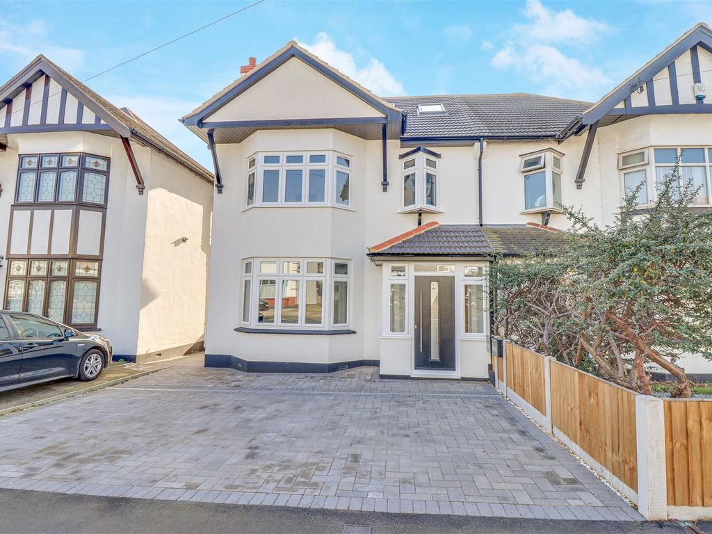 2 bed flat for sale in Ambleside Drive, SouthendOnSea SS1 Zoopla