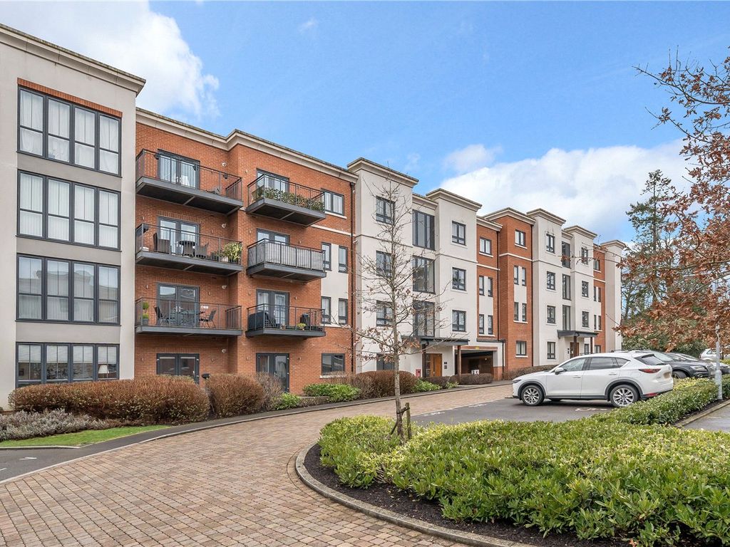 2 bed flat for sale in London Road, Binfield, Bracknell, Berkshire RG42
