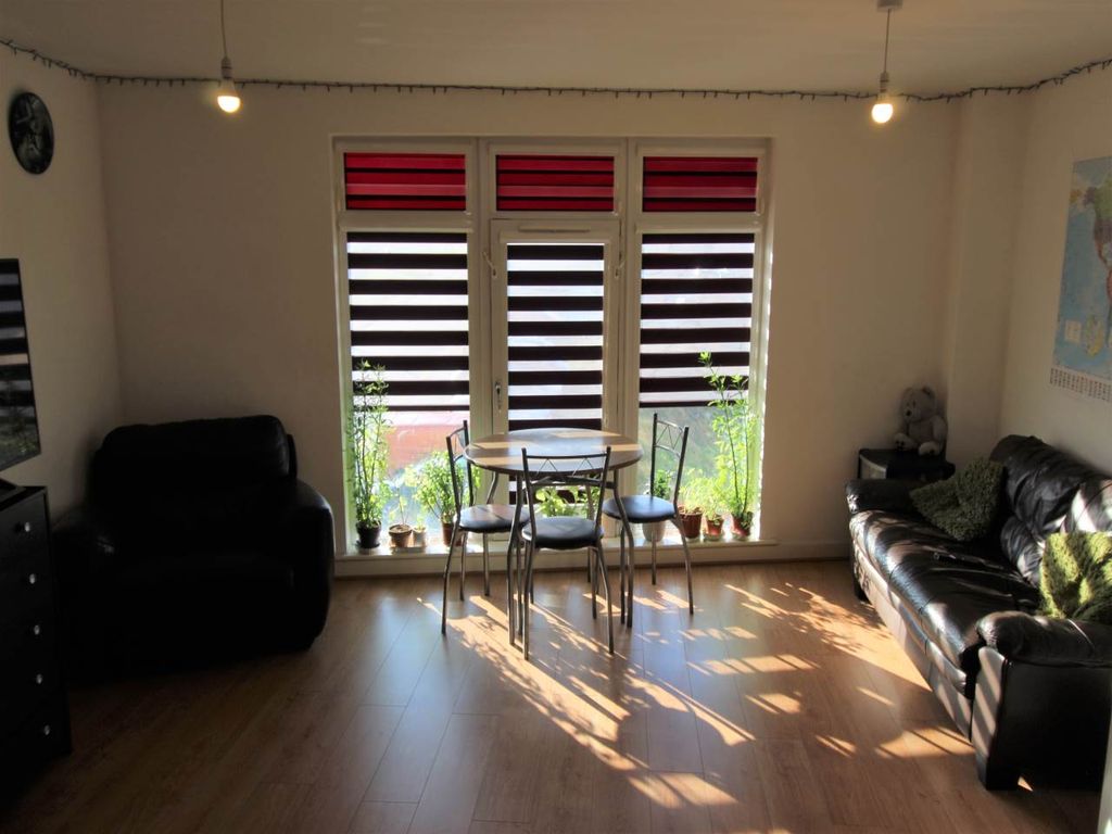 2 bed flat to rent in Barnsley S70, £625 pcm Zoopla