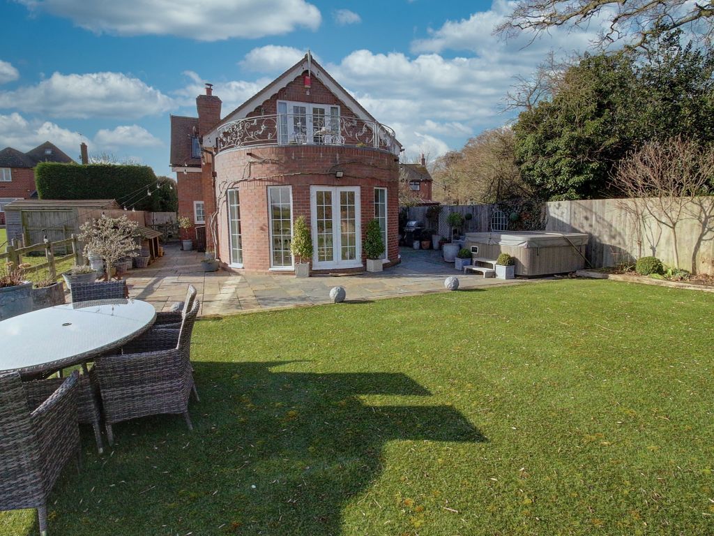 4 bed detached house for sale in Nuneaton Road, Mancetter, Atherstone