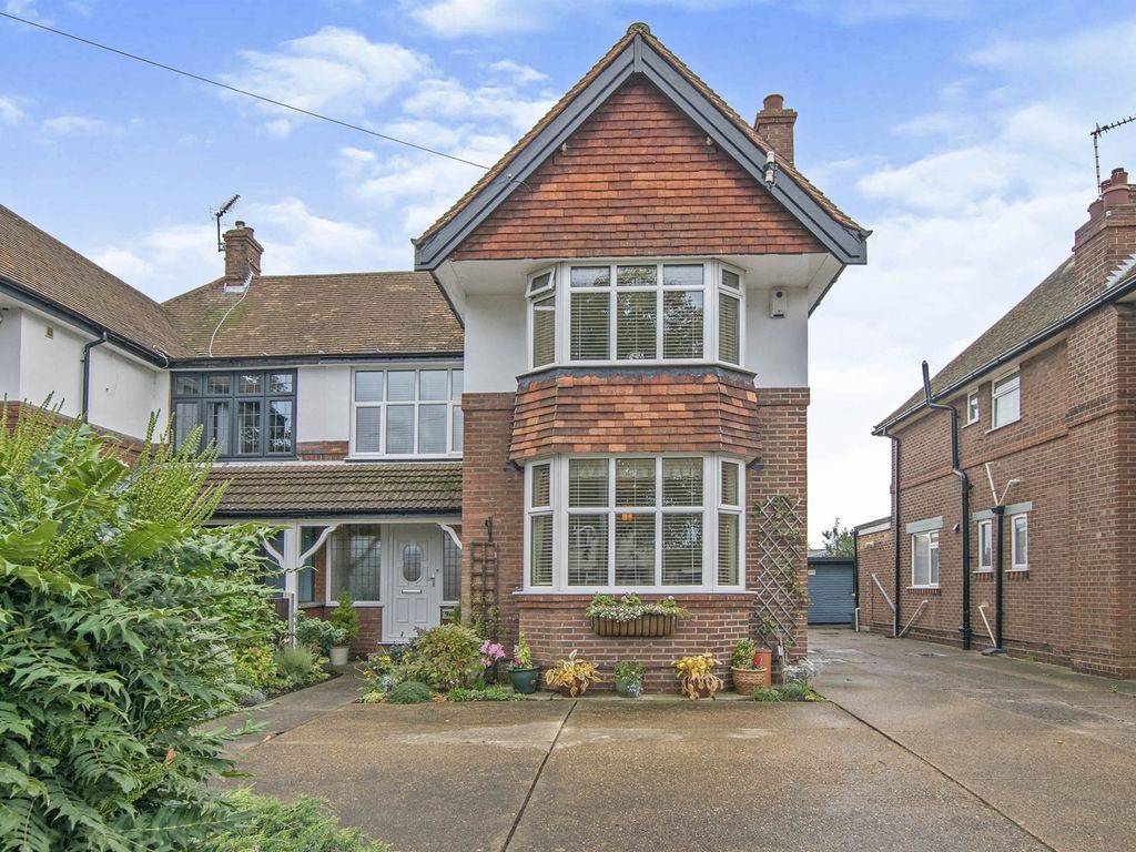 4 bed semidetached house for sale in Lawn Avenue, Great Yarmouth NR30