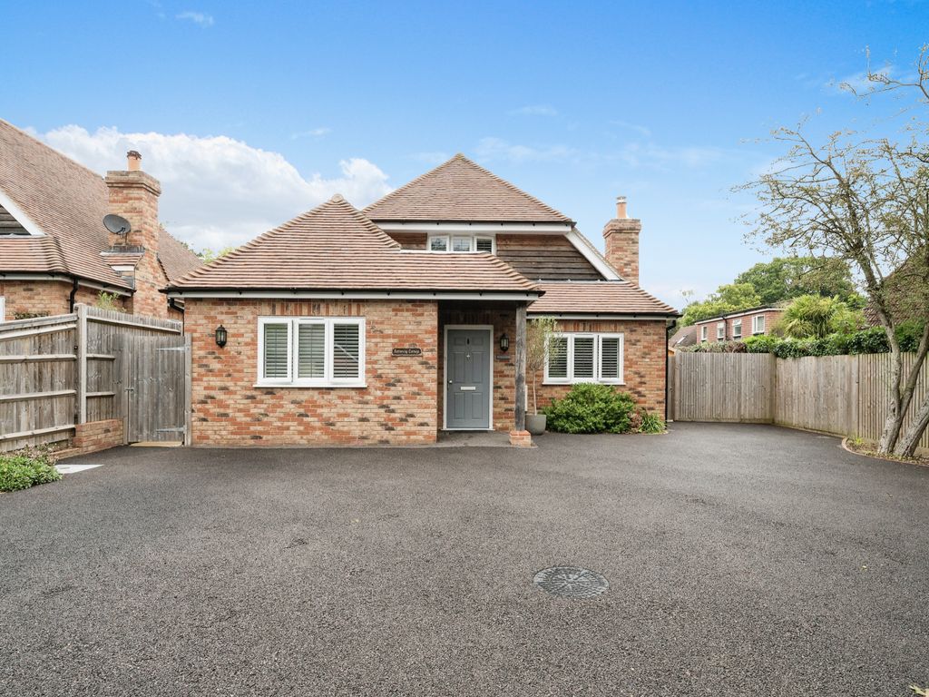 4 bed bungalow for sale in Horebeech Lane, Horam, Heathfield, East