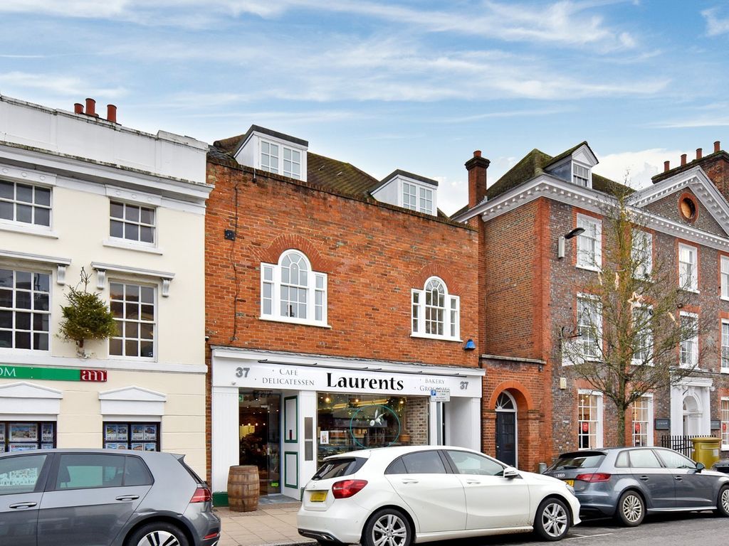 2 bed flat to rent in High Street, Marlow, Buckinghamshire SL7, £1,450
