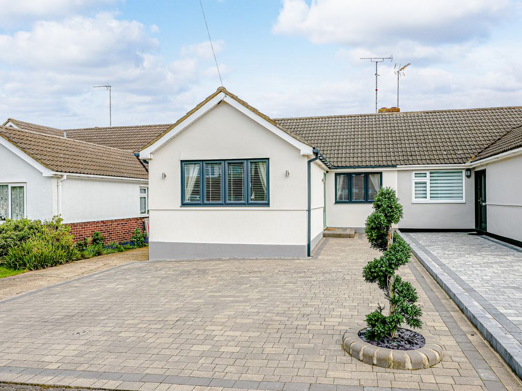 3 bed semidetached bungalow for sale in Grovewood Avenue, LeighOnSea