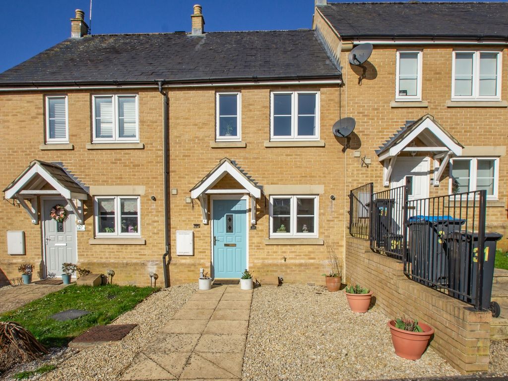 2 bed terraced house for sale in Willow Drive, Carterton, Oxfordshire