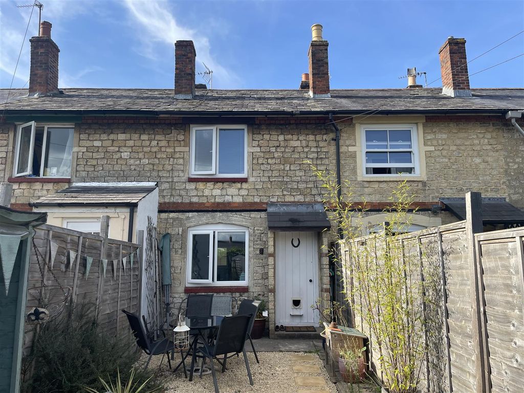 2 bed property for sale in Surrey Place, Trowbridge BA14, £210,000 Zoopla