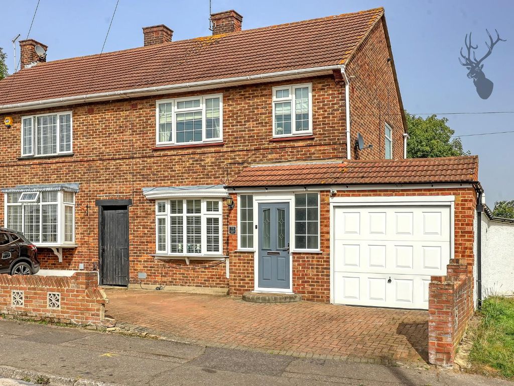 3 bed semidetached house for sale in Chequers Road, Loughton IG10, £