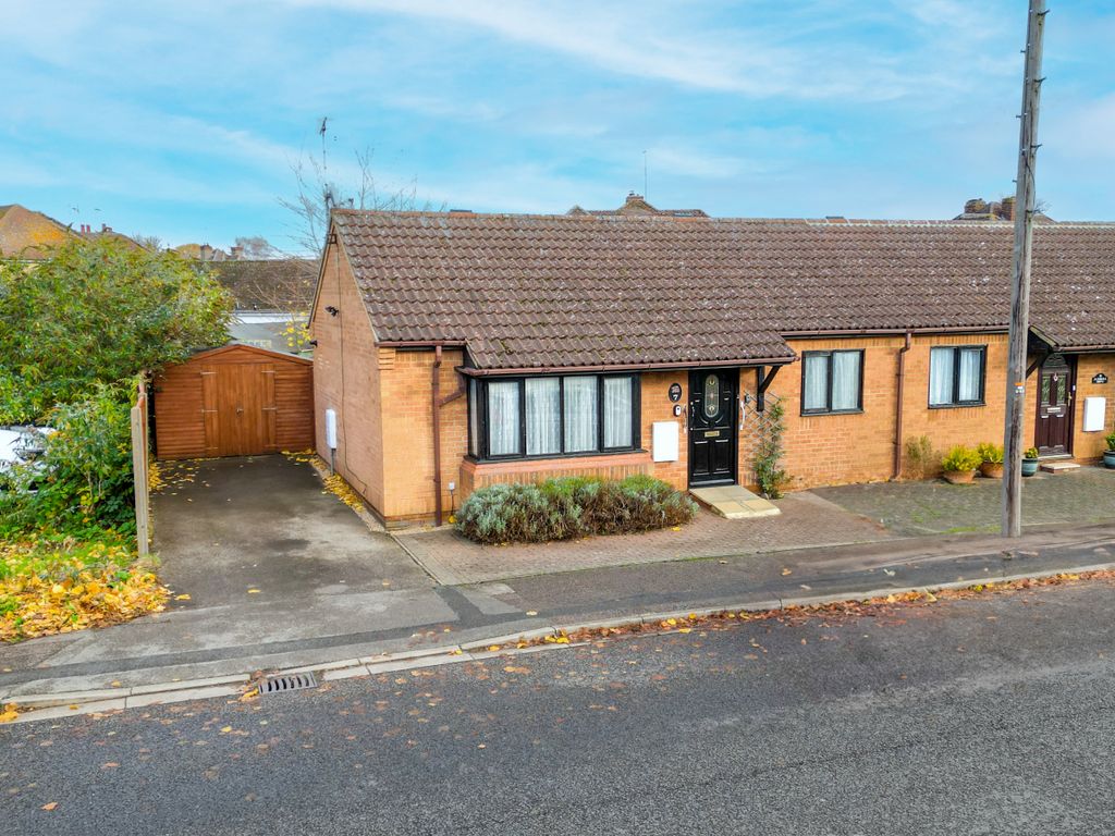 2 bed bungalow for sale in Cedars Way, Leighton Buzzard LU7, £275,000