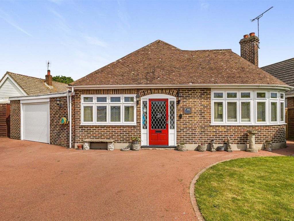 3 bed detached bungalow for sale in Kings Drive, Pagham, Bognor Regis