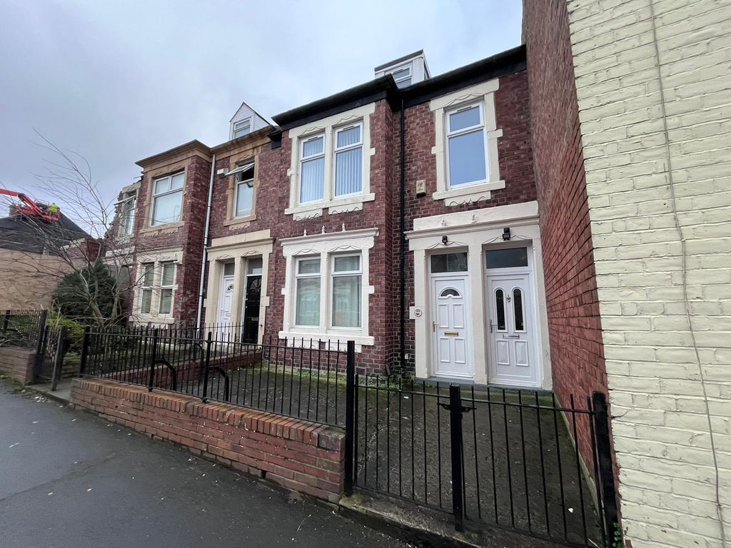 3 bed to rent in Woodbine Street, Gateshead NE8, £825 pcm