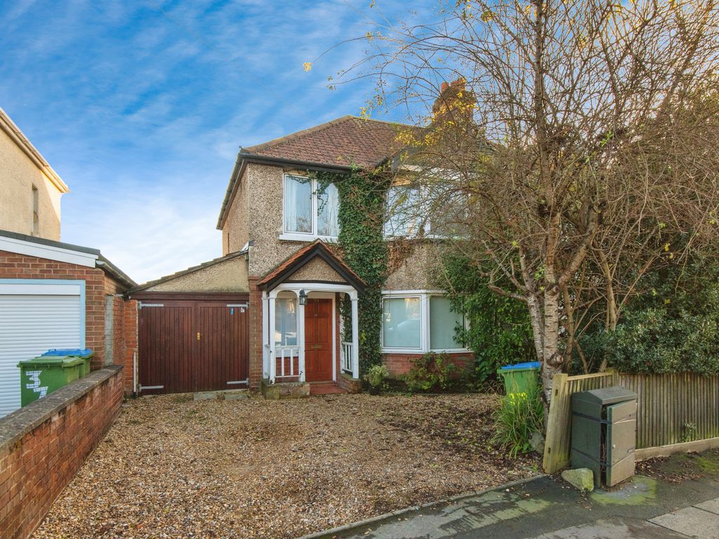 3 bed semidetached house for sale in Winchester Road, Bassett