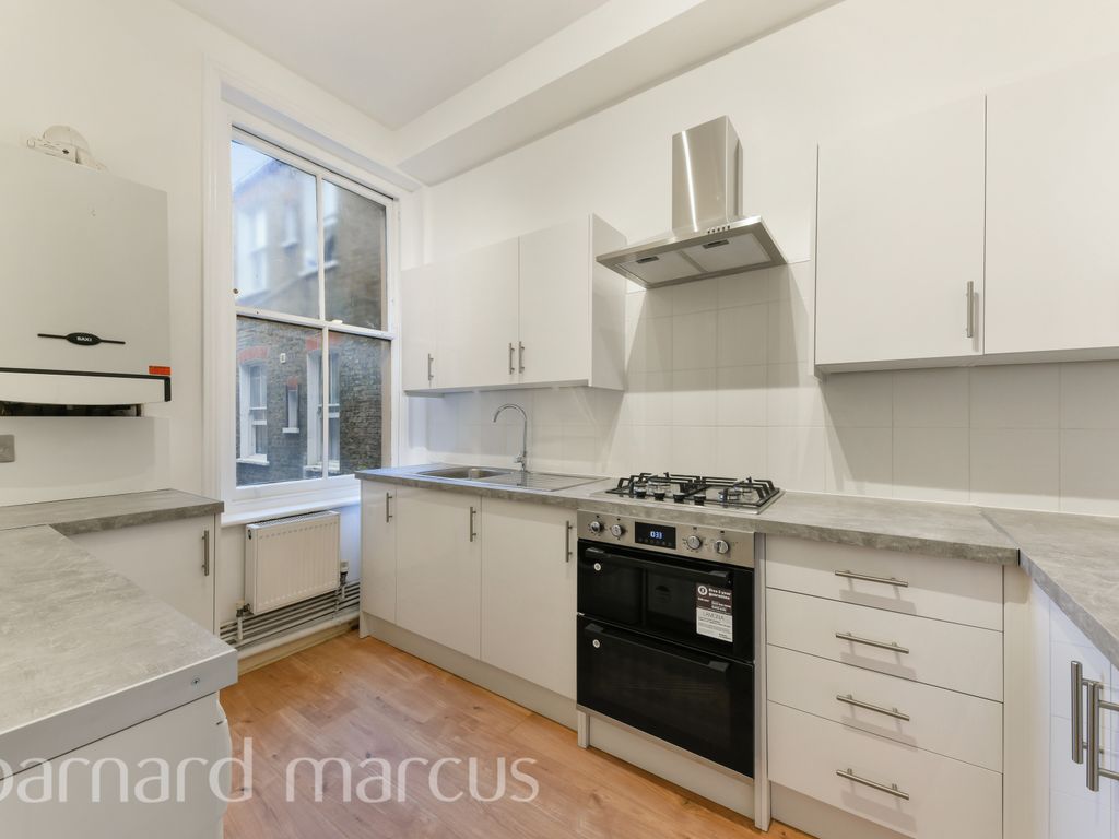 3 bed flat to rent in Cavendish Parade, Clapham Common South Side