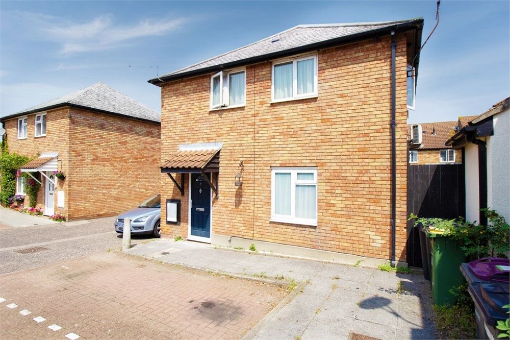 3 bed detached house for sale in Sheering Court, Rayleigh, Essex SS6